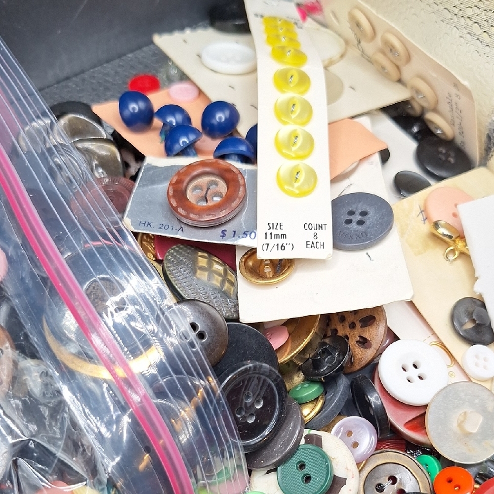 Assorted Button Collection - Picture 2 of 9